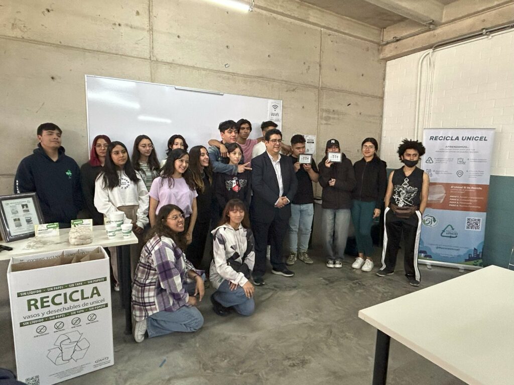 Alumnos en una plática de Recicla Unicel